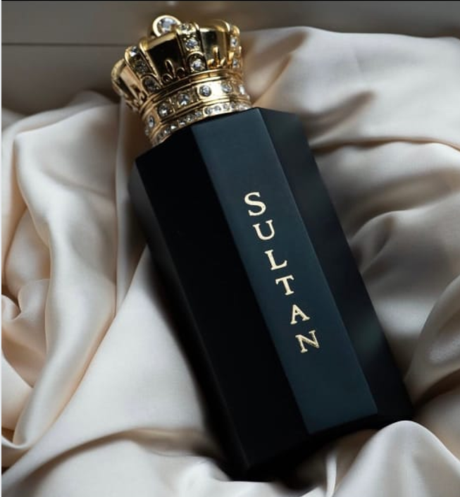 The Art of Starting: How Emerging and Launch Perfume Brands Master Aesthetics with "Light Customization or Perfume Stock Bottle Customization" 30ml small perfume bottle custom with black coating and zamac crown gold lid manufacturer