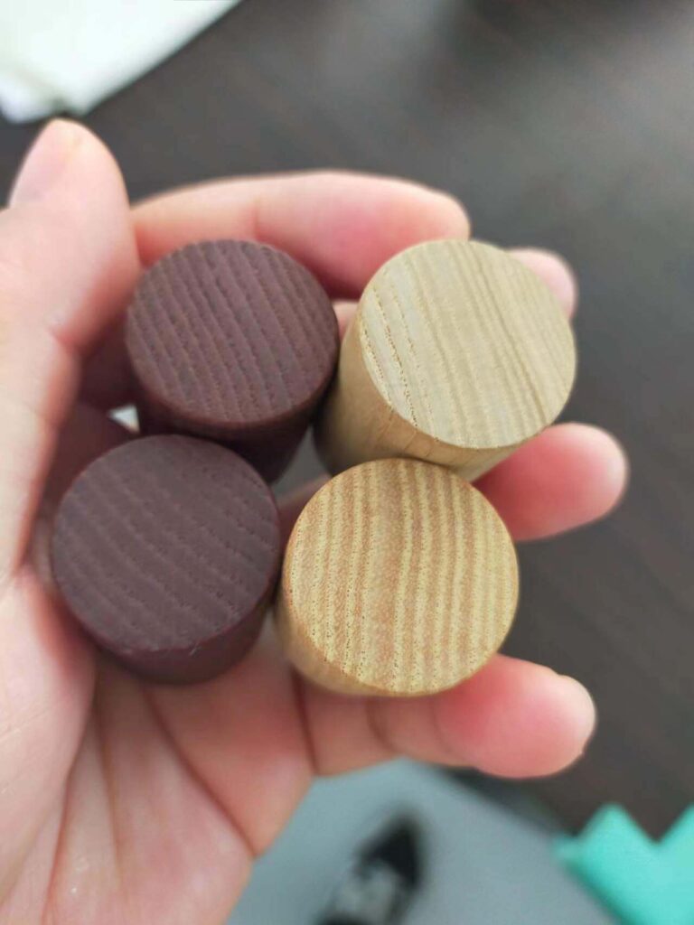 Cylindrical natural wood perfume closures